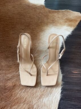 Alias Mae Thong Sandals. NWOT size 37. 3” heel